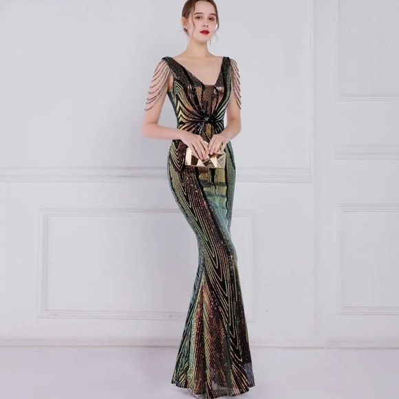 Stunning Metallic Evening Dress with Sequin Detail - Picture 5 of 16